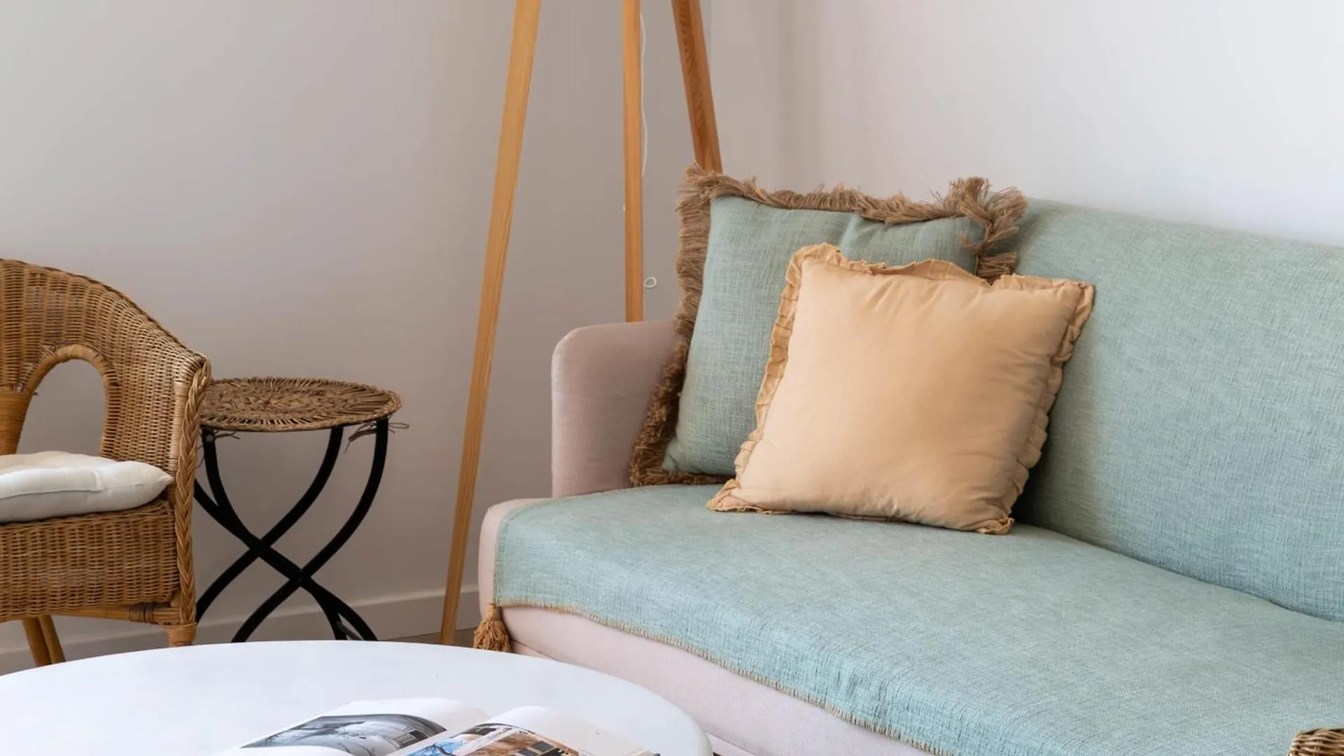 Cannes Sea View & Beach Access Apartment