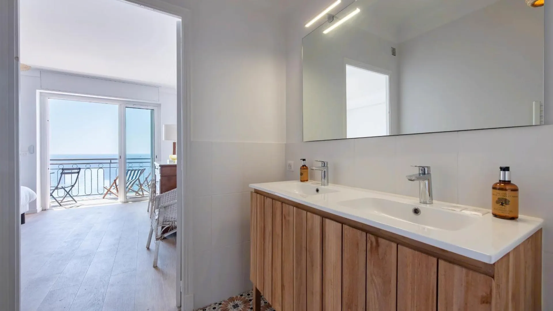 Cannes Sea View & Beach Access Apartment