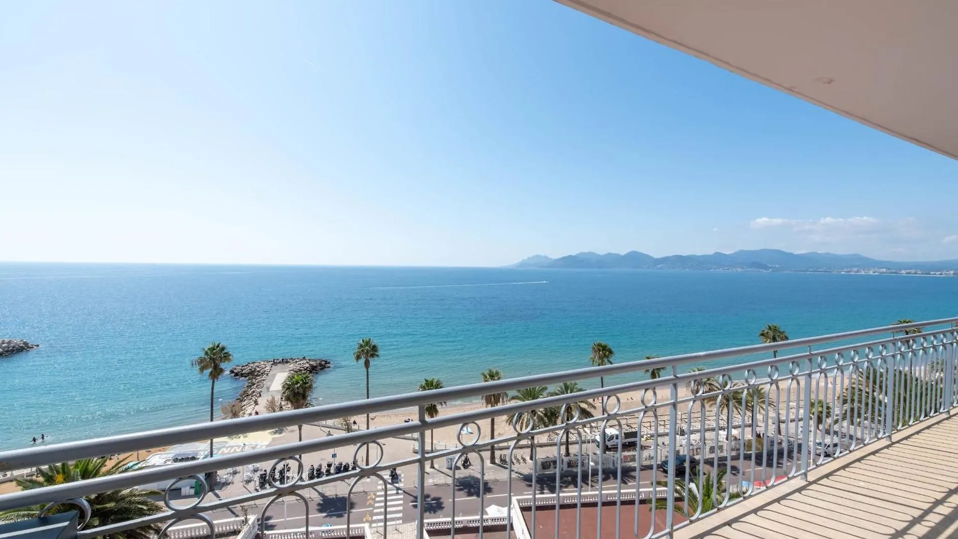 Cannes Sea View & Beach Access Apartment