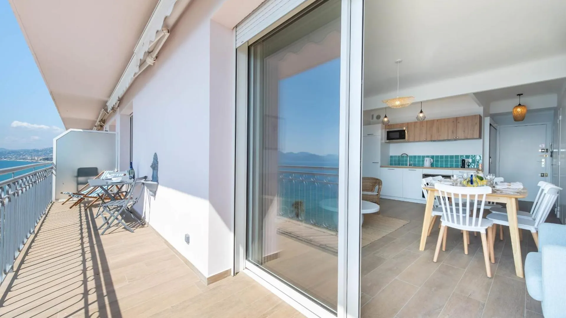 Cannes Sea View & Beach Access Apartment